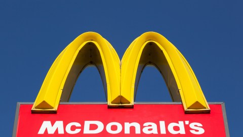 Cliente golpea a empleados de McDonald's