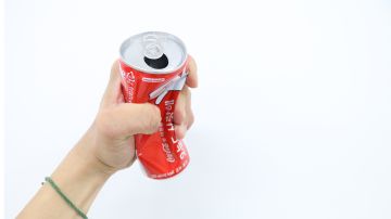 Durante una conferencia de prensa, Ronaldo ocultó unas botellas de Coca-Cola y levantó una botella de agua, sugiriendo que esta es una mejor bebida.