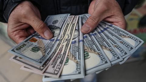 El IRS ya comenzó este lunes a enviar las cartas a millones de familias notificándoles que les darán el dinero.