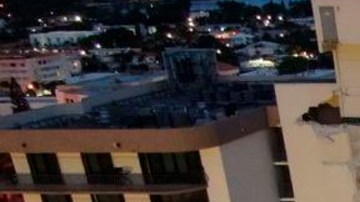 Los rescatistas continúan trabajando en busca de posibles sobrevivientes del derrumbe.