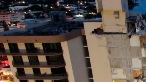Los rescatistas continúan trabajando en busca de posibles sobrevivientes del derrumbe.
