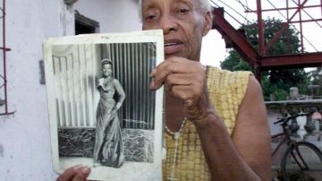 Su hermana Dolores con un retrato de los comienzos de Celia en Cuba.