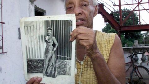 Su hermana Dolores con un retrato de los comienzos de Celia en Cuba.