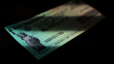 Desde que la pandemia de coronavirus comenzó a extenderse en marzo de 2020, el Congreso aprobó la entrega de una serie de cheques de estímulo por un total de cerca de $400,000 millones de dólares.