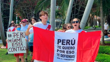 Peruanos protestan en Miami.