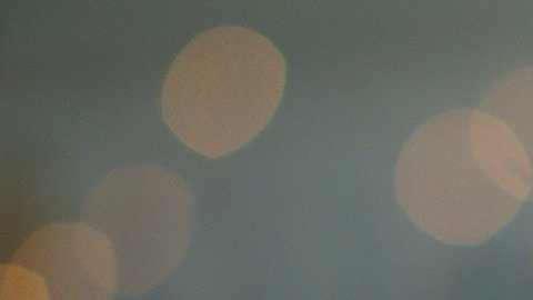 La CPSC dice que los bebés siempre deben dormir en superficies planas y boca arriba, tal y como aparece en la imagen.