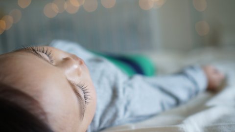 La CPSC dice que los bebés siempre deben dormir en superficies planas y boca arriba, tal y como aparece en la imagen.