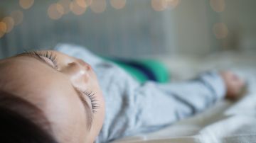 La CPSC dice que los bebés siempre deben dormir en superficies planas y boca arriba, tal y como aparece en la imagen.