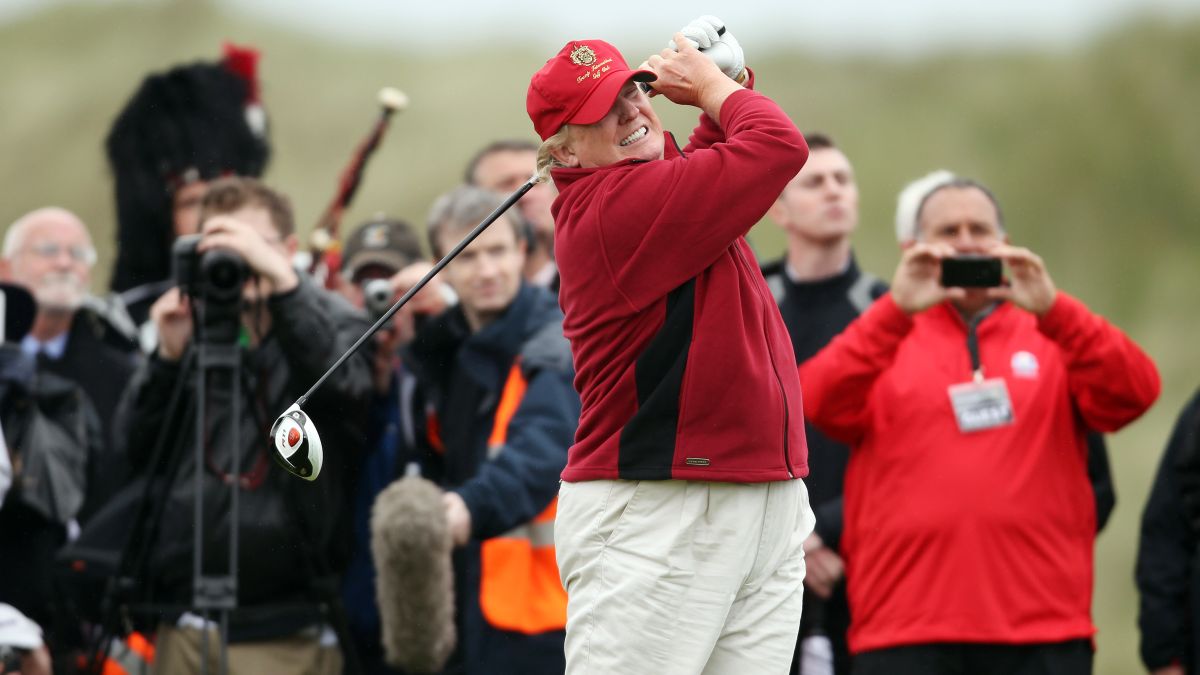 Durante su mandato de cuatro años, Trump salió a jugar golf casi 300 veces.