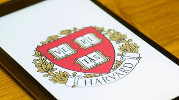 Invidente recibe beca para Universidad de Harvard
