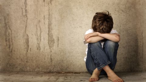 Le causa lesión en el pene por mojar la cama