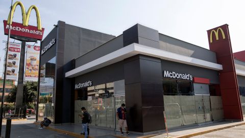 McDonald's vende hamburguesas económicas para personas de todos los niveles socioeconómicos.