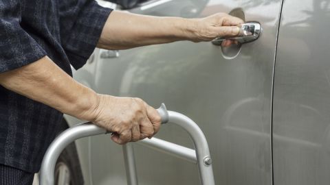Muere anciana al interior de auto