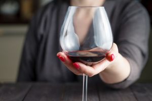 Critican recomendación de la OMS de que las mujeres no deberían beber nunca alcohol