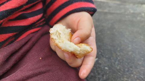 Niña muere por comer pedazo de pan envenenado