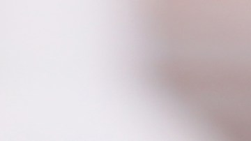 Niña con Síndrome de Down pinta uñas