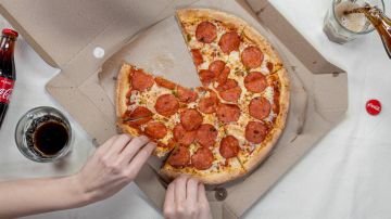 Para saber cuánta pizza comprar, tomando en cuenta la cantidad de gente que comerá, puedes utilizar la regla 3/8.