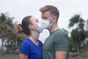 Sexo virtual y con mascarilla, las recomendaciones del Departamento de Salud de NY para cuidarse del COVID