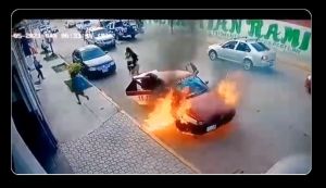 VIDEO: Se incendia taxi en Oaxaca, pasajeros logran escapar