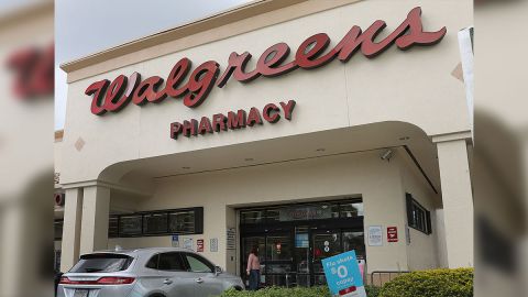 Las vacunas COVID-19 son ampliamente accesibles en todas las tiendas Walgreens del país sin necesidad de hacer cita.