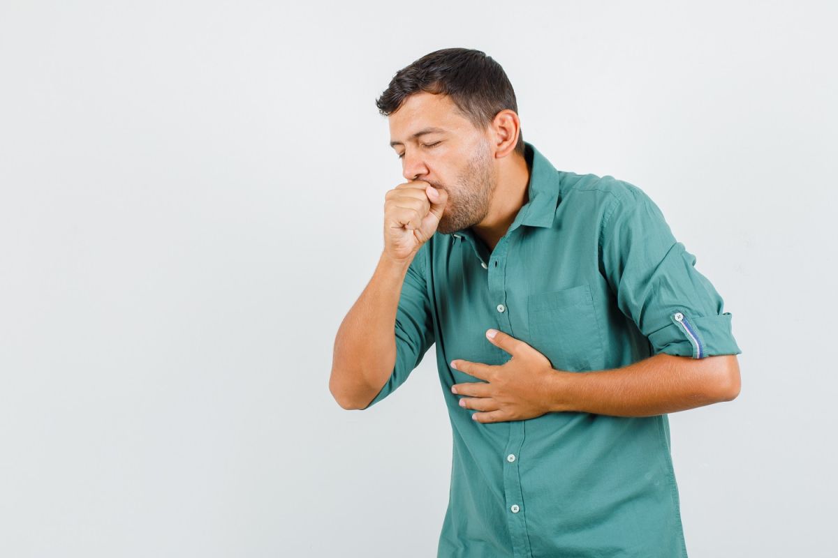 La tos persistente e incluso con sangre es uno de los síntomas de la infección por tuberculosis.