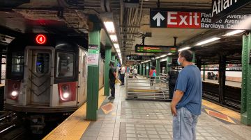 Activistas se tomaron una estación en Brooklyn para exigir al senador Schumer que peleé por más recursos para arreglar las evidentes fallas del Subway en Nueva York, y no subir las MetroCard, clamores apoyados por usuarios