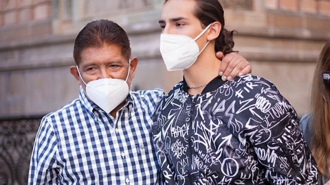 Juan Osorio, junto a su hijo Emilio Osorio en las grabaciones de la telenovela "Qué Le Pasa A Mi Familia".