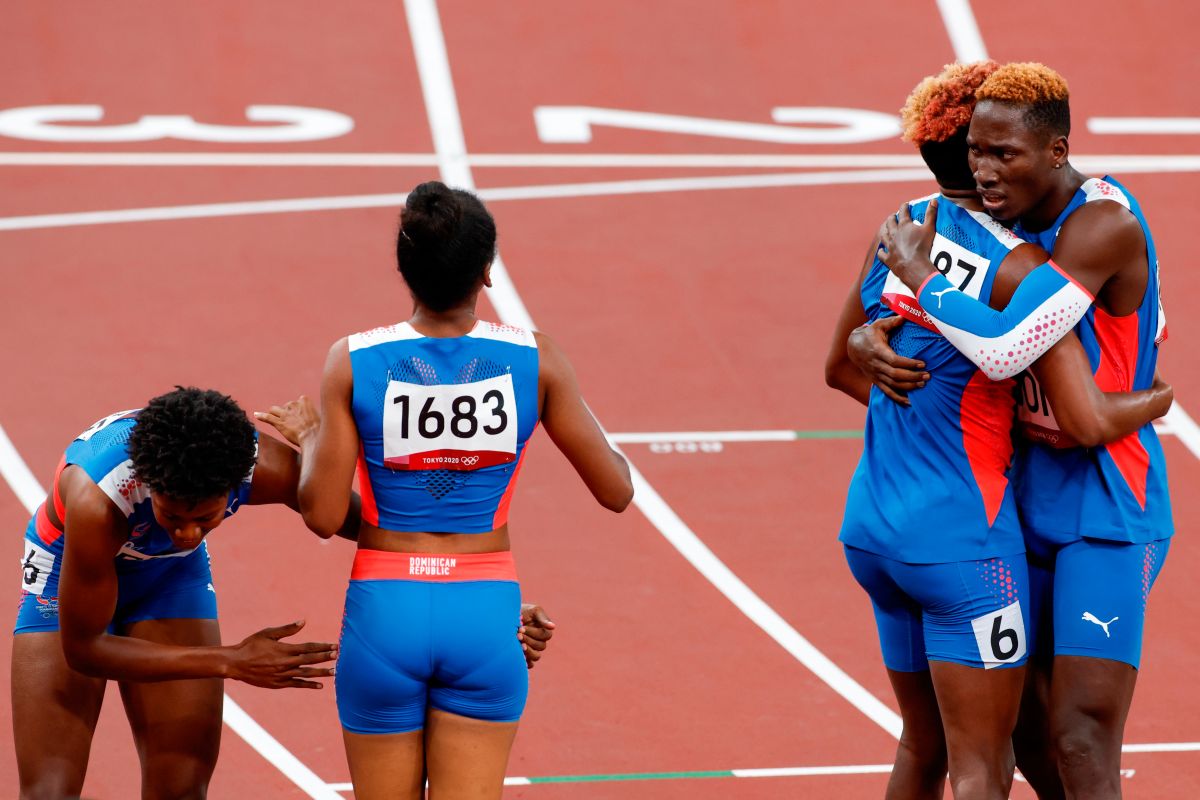 The mixed 4 × 400 meter relay of the Dominican Republic wins the silver medal