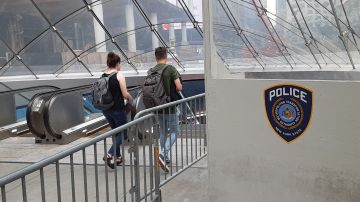 Puesto policial en la entrada de Penn Station, NYC.