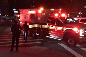 Conductor murió en dramático accidente: auto estalló tras elevarse y caer afuera del aeropuerto JFK de Nueva York, quemando otros vehículos