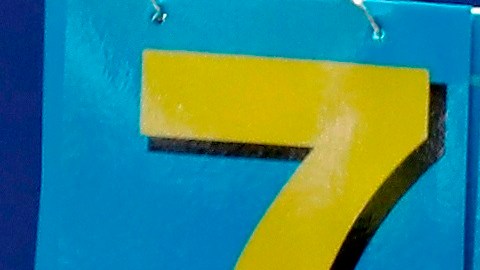 Joey Chestnut se toca el estómago tras imponer su peculiar marca.