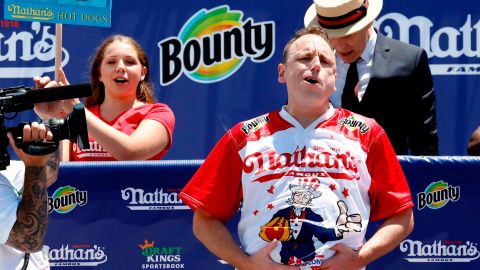 Joey Chestnut se toca el estómago tras imponer su peculiar marca.