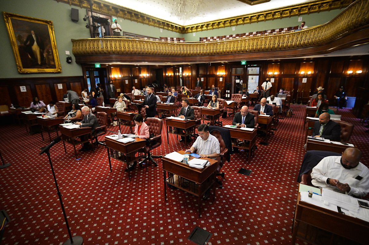 Triunfos electorales en primarias en NYC vislumbran un Concejo Municipal más inclusivo