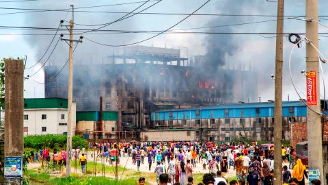 Desvastador incendio en Rupgonj, Bangladesh.