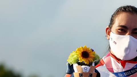 Alejandra Valencia y Luis Álvarez lucieron orgullosos su medalla.