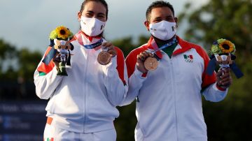 Alejandra Valencia y Luis Álvarez lucieron orgullosos su medalla.