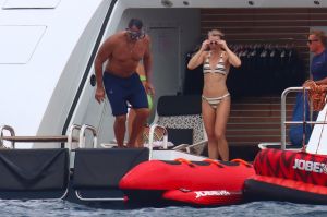 Alex Rodriguez a bordo de un yate de lujo y coqueteando con mujeres.