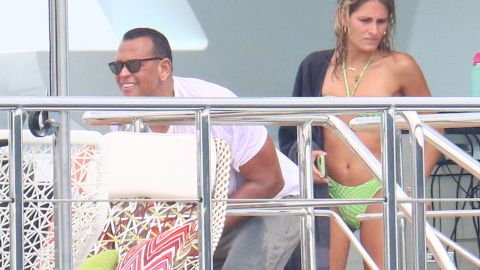 Alex Rodriguez coquetea con mujeres en un yate y los fans de Jennifer Lopez se alegran que lo haya dejado.