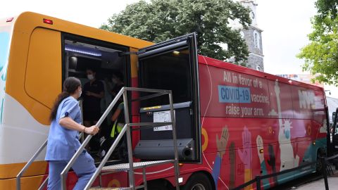 El Alcalde anunció que se enviarán más autobuses que funcionan como sitios móviles de vacunación a los diferentes vecindarios de NYC.