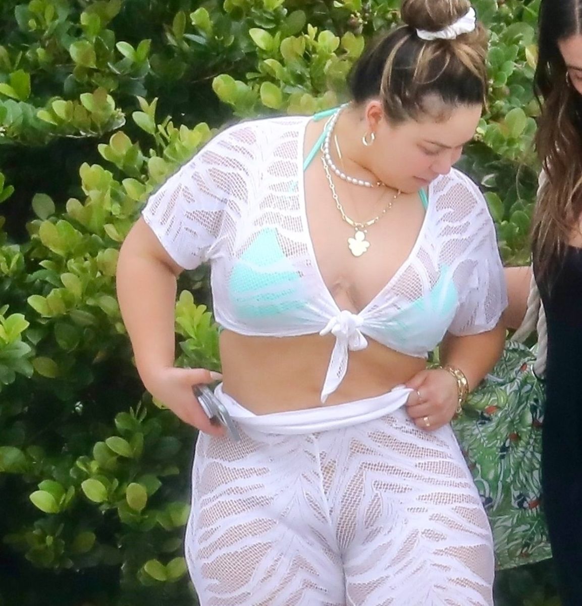 Chiquis Rivera wiggles the rear with transparent pants and left her green thong on display