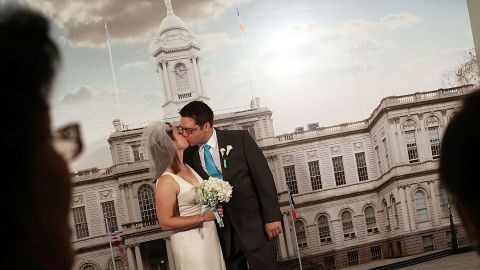 A partir de este viernes las parejas podrán volver a casarse en personas en las Oficinas de Matrimonios en los cinco condados.