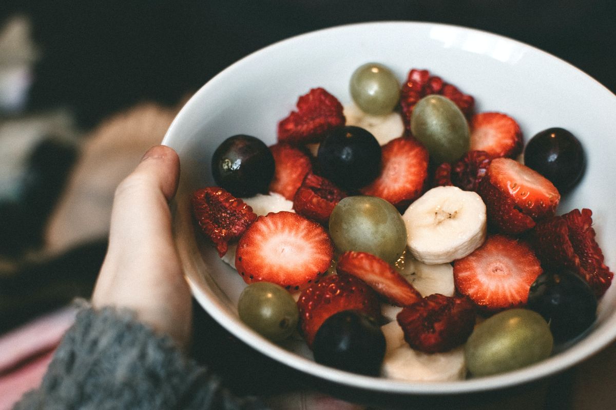 De acuerdo con los hallazgos de la ciencia: las personas que consumían alrededor de 2 porciones de fruta por día tenían un riesgo 36% menor de desarrollar diabetes tipo 2, que aquellos que consumieron menos de la mitad de una porción de fruta al día. 