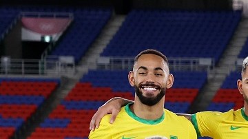 Alves lidera la selección brasileña junto a Richarlison y Diego Carlos.