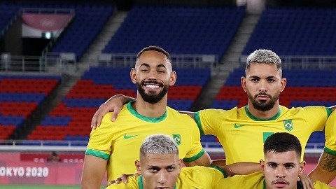 Alves lidera la selección brasileña junto a Richarlison y Diego Carlos.