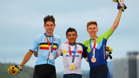 El podio del ciclismo de ruta que lideró Carapaz.