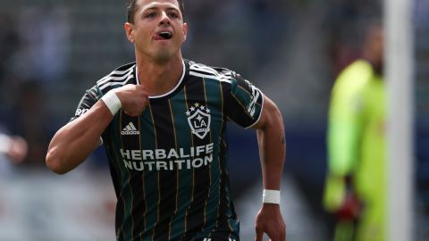 Chicharito espera regresar a las canchas el próximo fin de semana tras superar su lesión.