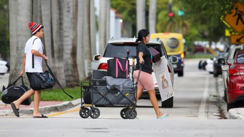 Más de 300 residentes del Condominio Crestview Towers fueron evacuados.