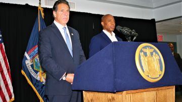 El mandatario neoyorquino anunció los primeros trabajos de verano al lado del candidato demócrata a la Alcaldía de NYC, Eric Adams.