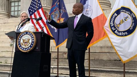 Eric Adams habla de plan B con el NYPD si gobierno federal no frena armas ilegales y senadora Gillibrant habla de proyecto de ley