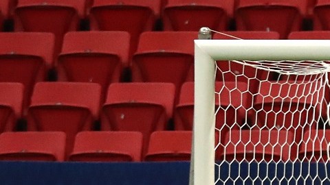 David Ospina detiene el penalti cobrado por el uruguayo Giménez.